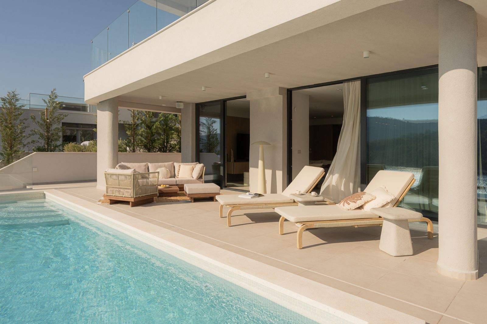 Swimming pool beside the covered terrace and sun loungers at Villa Dream Aura